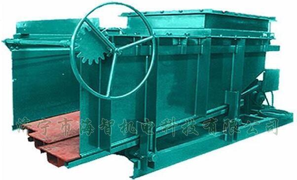 導(dǎo)料槽設(shè)有多個(gè)活動(dòng)式底板，底板在回程過(guò)程中可以承受物料所帶來(lái)的摩擦力